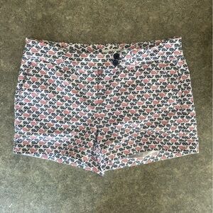 Vineyard Vines Women's Patterned Shorts - Blue, Red, White. Size 4 front pockets